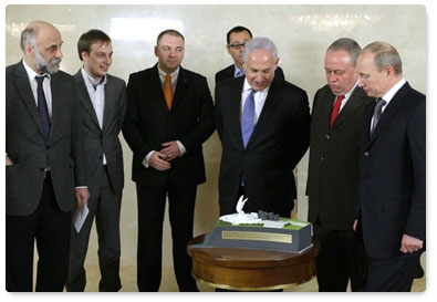 Prime Minister Vladimir Putin and Israeli Prime Minister Benjamin Netanyahu viewed the model of the memorial commemorating the Red Army’s victory over Nazi Germany, which will be unveiled in Jerusalem on May 9, 2012