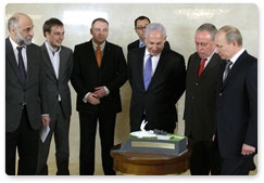 Prime Minister Vladimir Putin and Israeli Prime Minister Benjamin Netanyahu viewed the model of the memorial commemorating the Red Army’s victory over Nazi Germany, which will be unveiled in Jerusalem on May 9, 2012