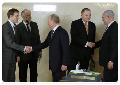 Prime Minister Vladimir Putin and Israeli Prime Minister Benjamin Netanyahu viewing the model of the memorial commemorating the Red Army’s victory over Nazi Germany, which will be unveiled in Jerusalem on May 9, 2012|24 march, 2011|22:55