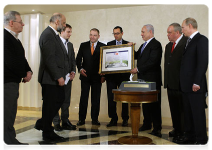 Prime Minister Vladimir Putin and Israeli Prime Minister Benjamin Netanyahu viewing the model of the memorial commemorating the Red Army’s victory over Nazi Germany, which will be unveiled in Jerusalem on May 9, 2012|24 march, 2011|22:55