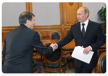 Prime Minister Vladimir Putin meets with Magadan Governor Nikolai Dudov|25 march, 2011|09:48