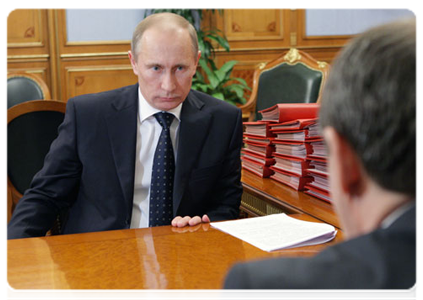 Prime Minister Vladimir Putin meets with Magadan Governor Nikolai Dudov|25 march, 2011|09:48