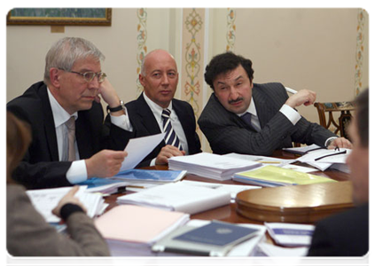 Chairman of the Central Bank Sergei Ignatyev, rector of the Russian Foreign Trade Academy under the Ministry of Economic Development Sergei Sinelnikov-Murylev, and rector of the Russian Presidential Academy of National Economy and Public Administration Vladimir Mau|29 march, 2011|17:55