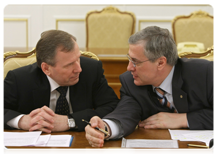 Vladimir Vernigor, deputy director of the State Expert Evaluation Department, and Ivan Mokhnachuk, chairman of Russia’s Independent Trade Union of Coalminers, at a meeting to discuss the issue of mine safety supervision|3 march, 2011|17:36