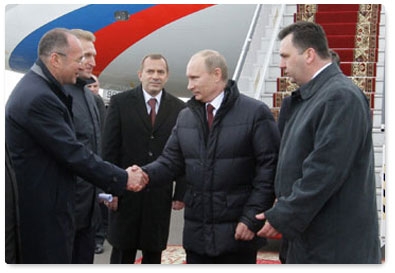 Председатель Правительства Российской Федерации В.В.Путин прибыл с рабочим визитом в Киев, где проведёт переговоры с Премьер-министром Украины Н.Я.Азаровым, а также встретится с Президентом Украины В.Ф.Януковичем