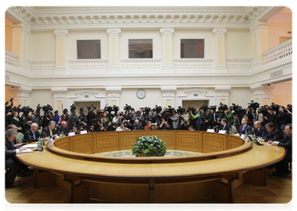 Prime Minister Vladimir Putin and his Ukrainian counterpart Mykola Azarov during talks in Kiev|12 april, 2011|18:36