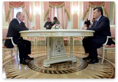 Prime Minister Vladimir Putin meets with Ukrainian President Viktor Yanukovych