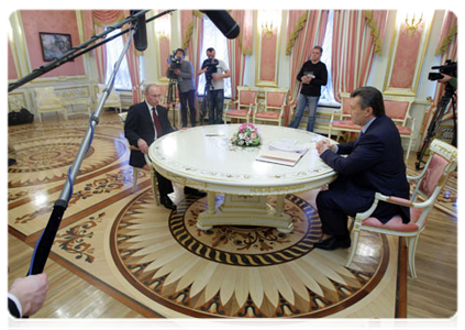 Председатель Правительства Российской Федерации В.В.Путин встретился с Президентом Украины В.Ф.Януковичем|12 апреля, 2011|20:44