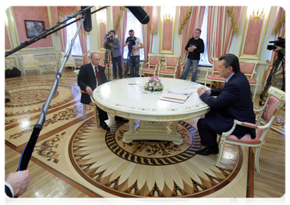 Prime Minister Vladimir Putin meets with Ukrainian President Viktor Yanukovych|12 april, 2011|20:44