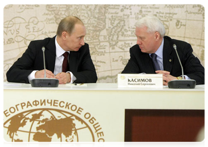 Prime Minister Vladimir Putin and Nikolai Kasimov, vice president of the Russian Geographical Society|15 april, 2011|15:07