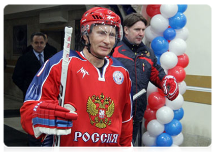 Prime Minister Vladimir Putin takes part in ice-hockey practice with young players at Luzhniki before Golden Puck Youth Hockey Finals|15 april, 2011|22:18