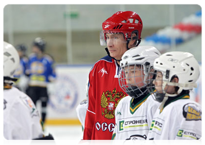 Prime Minister Vladimir Putin takes part in ice-hockey practice with young players at Luzhniki before Golden Puck Youth Hockey Finals|15 april, 2011|22:19