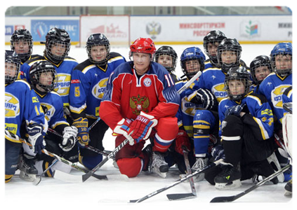 Prime Minister Vladimir Putin takes part in ice-hockey practice with young players at Luzhniki before Golden Puck Youth Hockey Finals|15 april, 2011|22:28