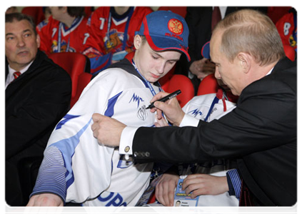 Prime Minister Vladimir Putin at Golden Puck Youth Hockey final match|16 april, 2011|18:23