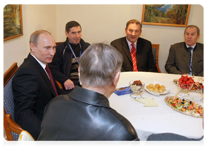 Prime Minister Vladimir Putin meets with Russian sports officials and veteran hockey players during a timeout at the Golden Puck Youth Hockey Finals|16 april, 2011|19:19