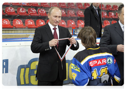 Prime Minister Vladimir Putin hands the Golden Puck Youth Hockey Cup to the Chelyabinsk White Bears after the game|16 april, 2011|20:01