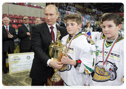 Prime Minister Vladimir Putin hands the Golden Puck Youth Hockey Cup to the Chelyabinsk White Bears after the game|16 april, 2011|20:01