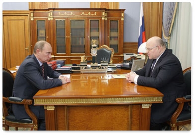 Prime Minister Vladimir Putin holds a meeting with Governor of the Jewish Autonomous Region Alexander Vinnikov