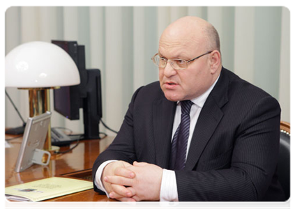 Governor of the Jewish Autonomous Region Alexander Vinnikov at a meeting with Prime Minister Vladimir Putin|18 april, 2011|11:22