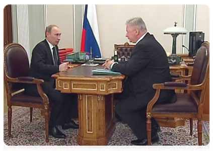 Prime Minister Vladimir Putin at a meeting with Chairman of the Federation of Independent Trade Unions Mikhail Shmakov|18 april, 2011|11:31