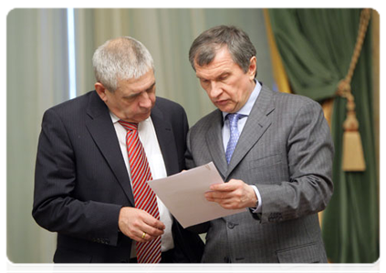 Deputy Prime Minister Igor Sechin, right, and Deputy Minister of Finance Sergei Shatalov at Prime Minister Vladimir Putin’s meeting with the Bureau of the Board of Directors of the Russian Union of Industrialists and Entrepreneurs|21 april, 2011|17:10