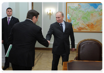 Prime Minister Vladimir Putin meeting with Deputy Prime Minister and Presidential Plenipotentiary Envoy to the North Caucasus Federal District Alexander Khloponin|23 april, 2011|17:37