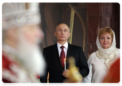 Prime Minister Vladimir Putin attends an Easter service at Moscow's Christ the Saviour Cathedral|24 april, 2011|08:53
