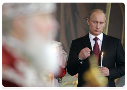 Prime Minister Vladimir Putin attends an Easter service at Moscow's Christ the Saviour Cathedral|24 april, 2011|09:03