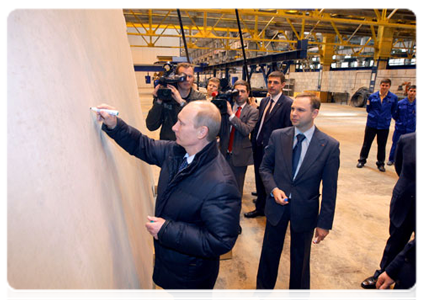 Prime Minister Vladimir Putin visiting the ZhBI-6 concrete plant where he checked out its production cycle and compared old and new equipment|25 april, 2011|16:29