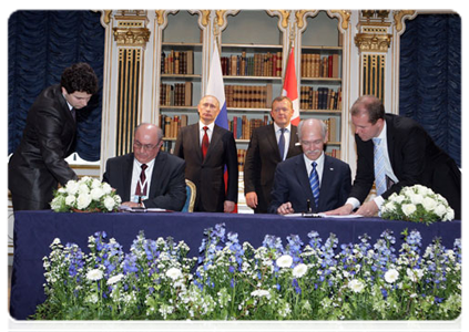 По итогам российско-датских переговоров в присутствии глав правительств двух стран состоялась церемония подписания совместных документов|26 апреля, 2011|19:56