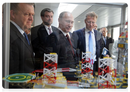 Prime Minister Vladimir Putin and his Danish counterpart Lars Lokke Rasmussen at  A.P. Moller-Maersk headquarters|26 april, 2011|22:06