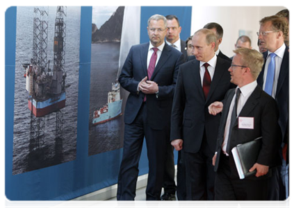 Prime Minister Vladimir Putin and his Danish counterpart Lars Lokke Rasmussen at  A.P. Moller-Maersk headquarters|26 april, 2011|22:11