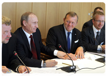 Prime Minister Vladimir Putin and his Danish counterpart Lars Lokke Rasmussen at  A.P. Moller-Maersk headquarters|26 april, 2011|22:14