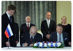 Prime Minister Vladimir Putin and Swedish Prime Minister Fredrik Reinfeldt attend a signing ceremony