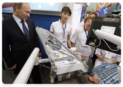 Prime Minister Vladimir Putin visits exhibition of mini healthcare clinics|28 april, 2011|14:21