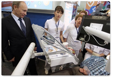 Prime Minister Vladimir Putin visits exhibition of mini healthcare clinics