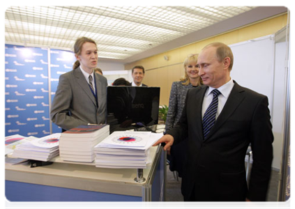 Prime Minister Vladimir Putin visits exhibition of mini healthcare clinics|28 april, 2011|14:36