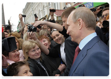 Before the conference Prime Minister Vladimir Putin examined the Penza Drama Theater and talked with Penza residents, who gathered to meet him at the adjacent square|29 april, 2011|17:34