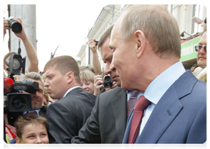 Before the conference Prime Minister Vladimir Putin examined the Penza Drama Theater and talked with Penza residents, who gathered to meet him at the adjacent square|29 april, 2011|17:36
