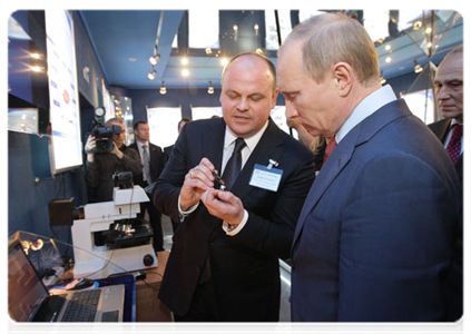 Prime Minister Vladimir Putin visited the Research Institute of Physical Measurements, where, among other things, he viewed an exhibition at the company history museum|30 april, 2011|09:33