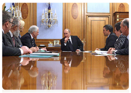 Prime Minister Vladimir Putin with the leaders of the United Russia party|4 april, 2011|20:25