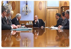 Prime Minister Vladimir Putin meets with the leadership of the United Russia party