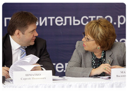 Energy Minister Sergei Shmatko and St Petersburg Governor Valentina Matviyenko at a meeting in St Petersburg on the development of power engineering in Russia|8 april, 2011|16:45