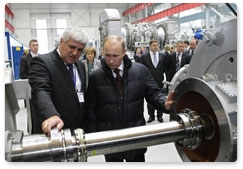 Председатель Правительства Российской Федерации В.В.Путин, находящийся с рабочей поездкой в Санкт-Петербурге, посетил Невский завод, где пообщался с рабочими, а также принял участие в подписании ряда соглашений