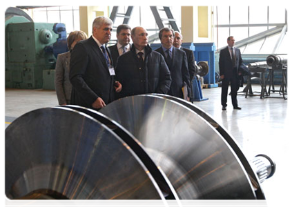 Prime Minister Vladimir Putin touring the Nevsky Plant|8 april, 2011|17:19