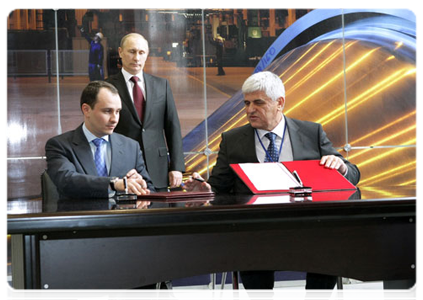 Prime Minister Vladimir Putin taking part in signing a number of agreements on his visit to the Nevsky Plant|8 april, 2011|17:20