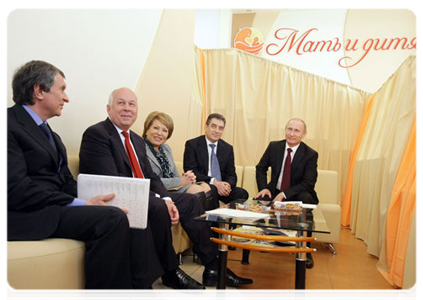 Last night Prime Minister Vladimir Putin visited the Mother and Child clinic in St Petersburg for a videoconference with Irkutsk, Ufa and Moscow|9 april, 2011|08:32