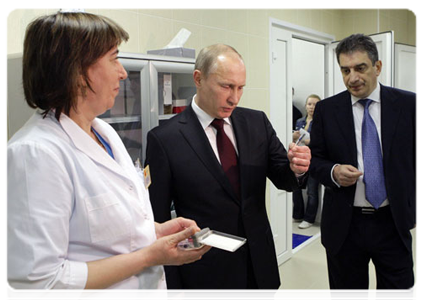 Last night Prime Minister Vladimir Putin visited the Mother and Child clinic in St Petersburg|9 april, 2011|08:32