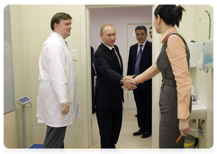 Last night Prime Minister Vladimir Putin visited the Mother and Child clinic in St Petersburg|9 april, 2011|08:32