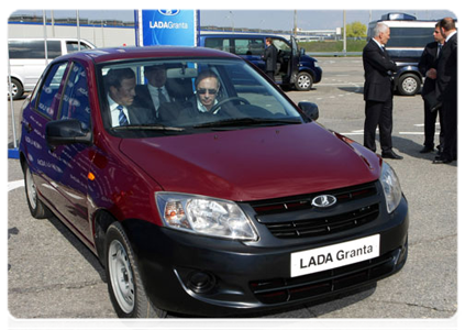 Председатель Правительства Российской Федерации В.В.Путин осмотрел и опробовал новую бюджетную модель АвтоВАЗа – «Ладу-Гранту»|11 мая, 2011|17:25